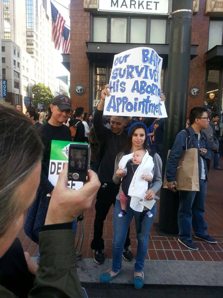 UNA IMAGEN vale más que mil palabras. Estos jóvenes tuvieron el valor de salir con su hijo y contar cómo sobrevivió al aborto. Miradles bien, a los tres: tienen algo que decirnos. Esto sí es libertad, aquí sí que se han roto cadenas.